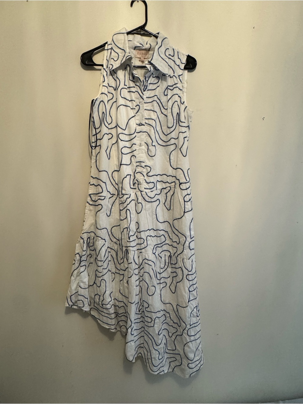 Ciebon Sleevelesse Collared Midi Dress in White with Blue Abstract Lines